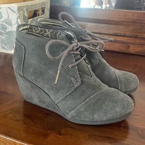 TOMS Women's Size 5.5 Kala Wedge Lace Up Booties Gray/Charcoal Suede